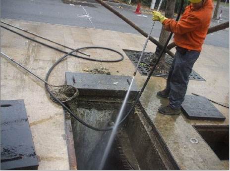 新龙镇池底污泥如何清理