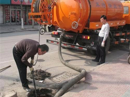 新龙镇清掏化粪池，健康生活从这里开始